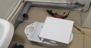 Установка напольного унитаза в Рославле: монтаж под ключ от СантехДомРлв от 5122 рублей.
